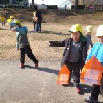 ことり組、ひよこ組　賀茂川で凧あげ　1月14日（木）