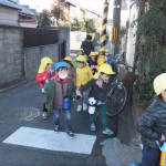 ことり組、ひよこ組　賀茂川で凧あげ　1月14日（木）