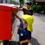 ９月１３日（水）ひかり組　おじいちゃん・おばあちゃんへのおはがき投函・川遊び